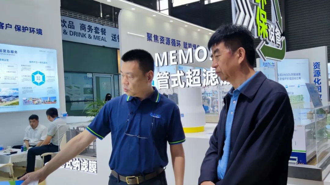 嘉戎技術總經理蔣林煜與客戶交談